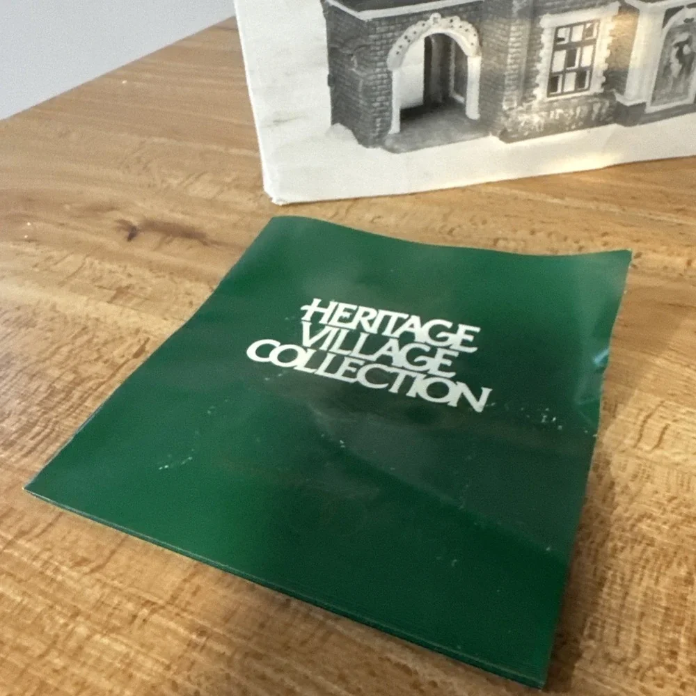 Dept. 56 Dickens' Village Series Dursley Manor Heritage Collection #58329, 1995